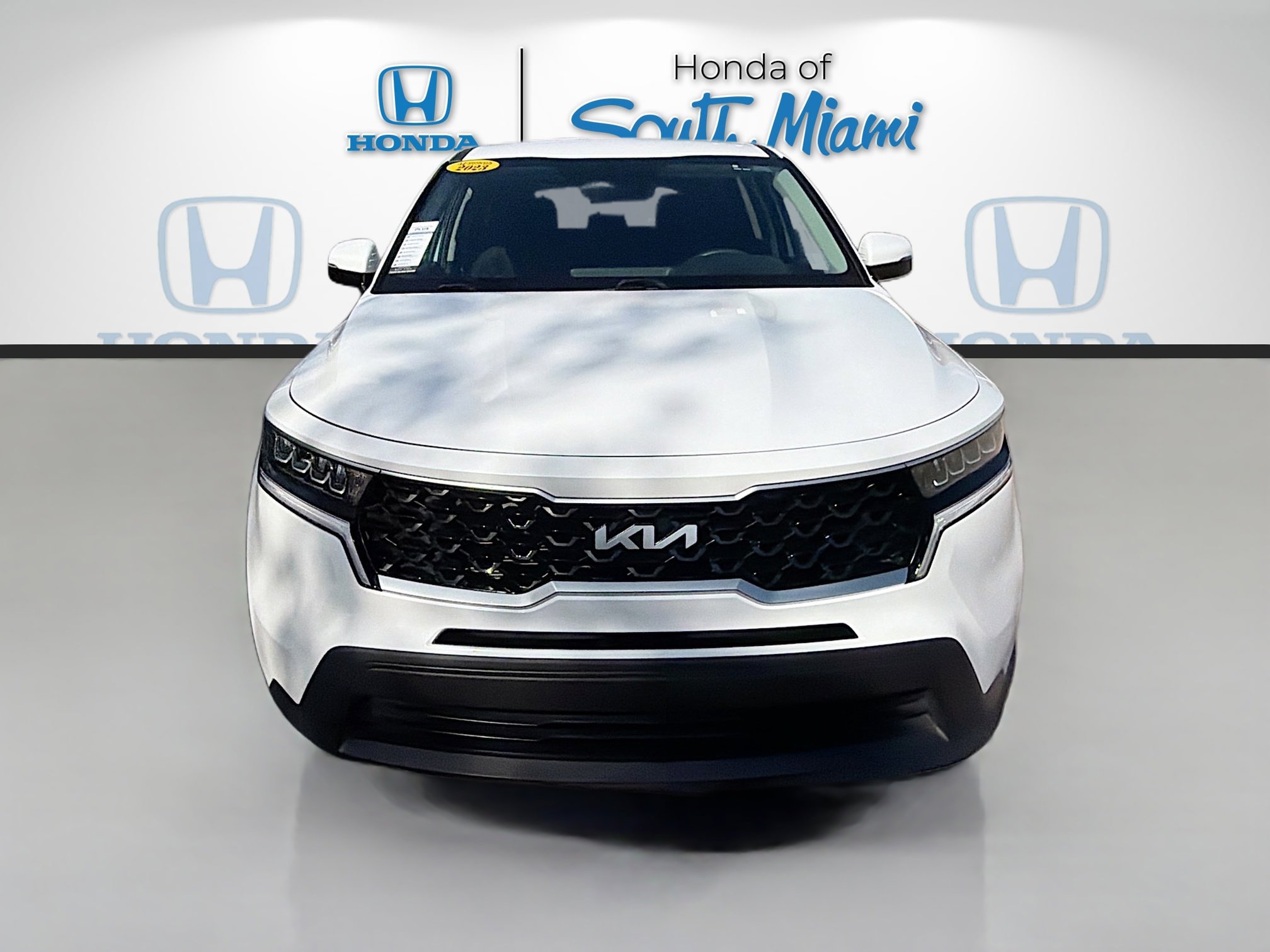 Used 2023 Kia Sorento LX image 2