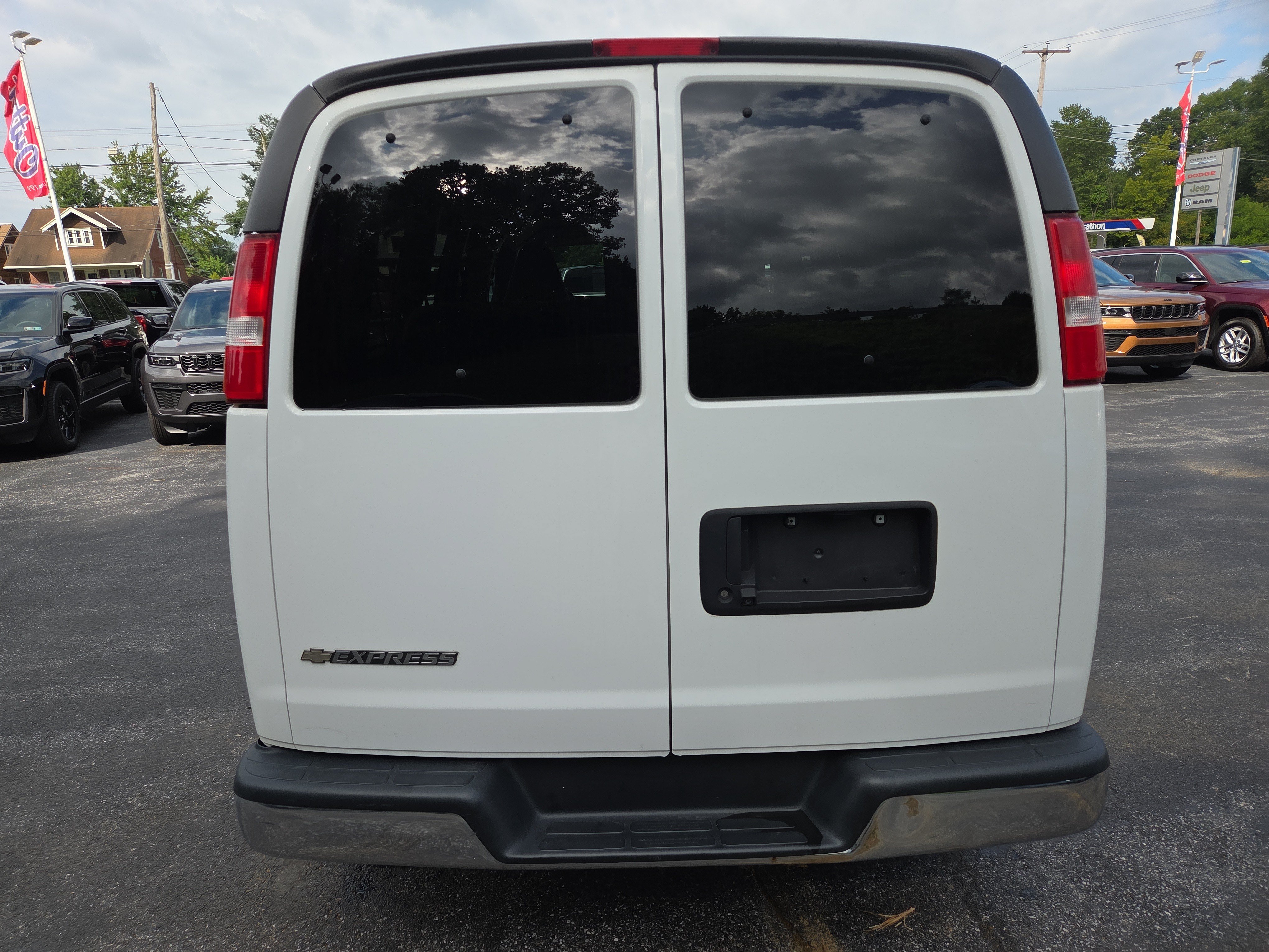Used 2020 Chevrolet Express 2500 LT w/ LT Preferred Equipment Group RWD image 5