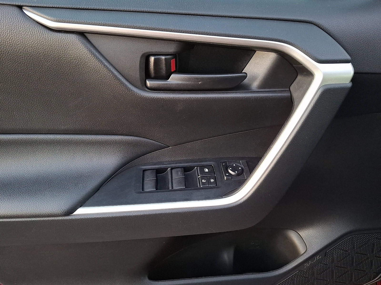 Used 2021 Toyota RAV4 LE AWD/4WD image 12