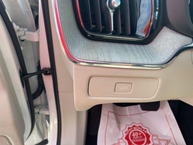 Used 2023 Volvo XC60 B5 Plus image 19