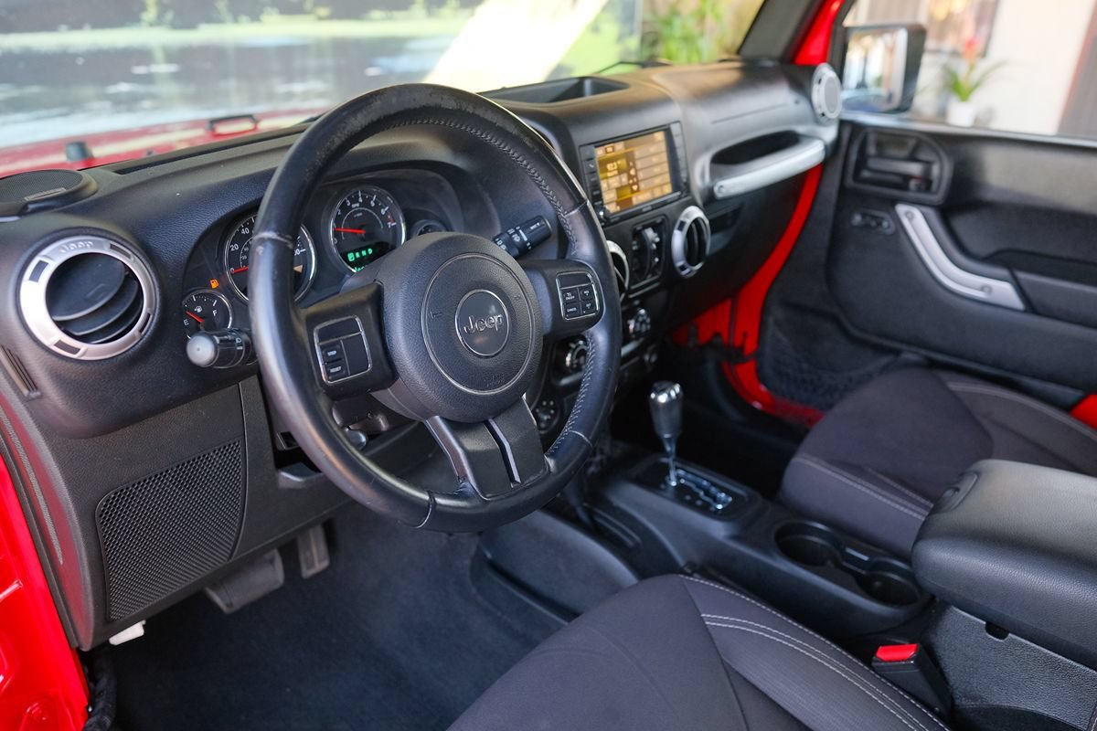 Used 2015 Jeep Wrangler Unlimited Sahara AWD/4WD image 13