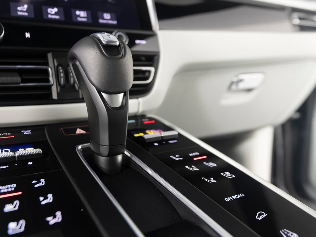 Certified 2026 Porsche Macan S AWD/4WD image 32
