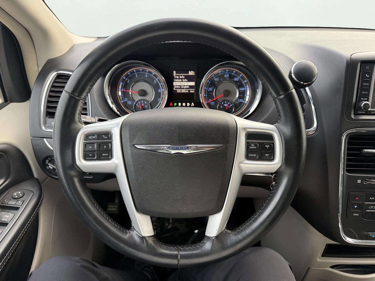 Used 2016 Chrysler Town & Country Touring image 17