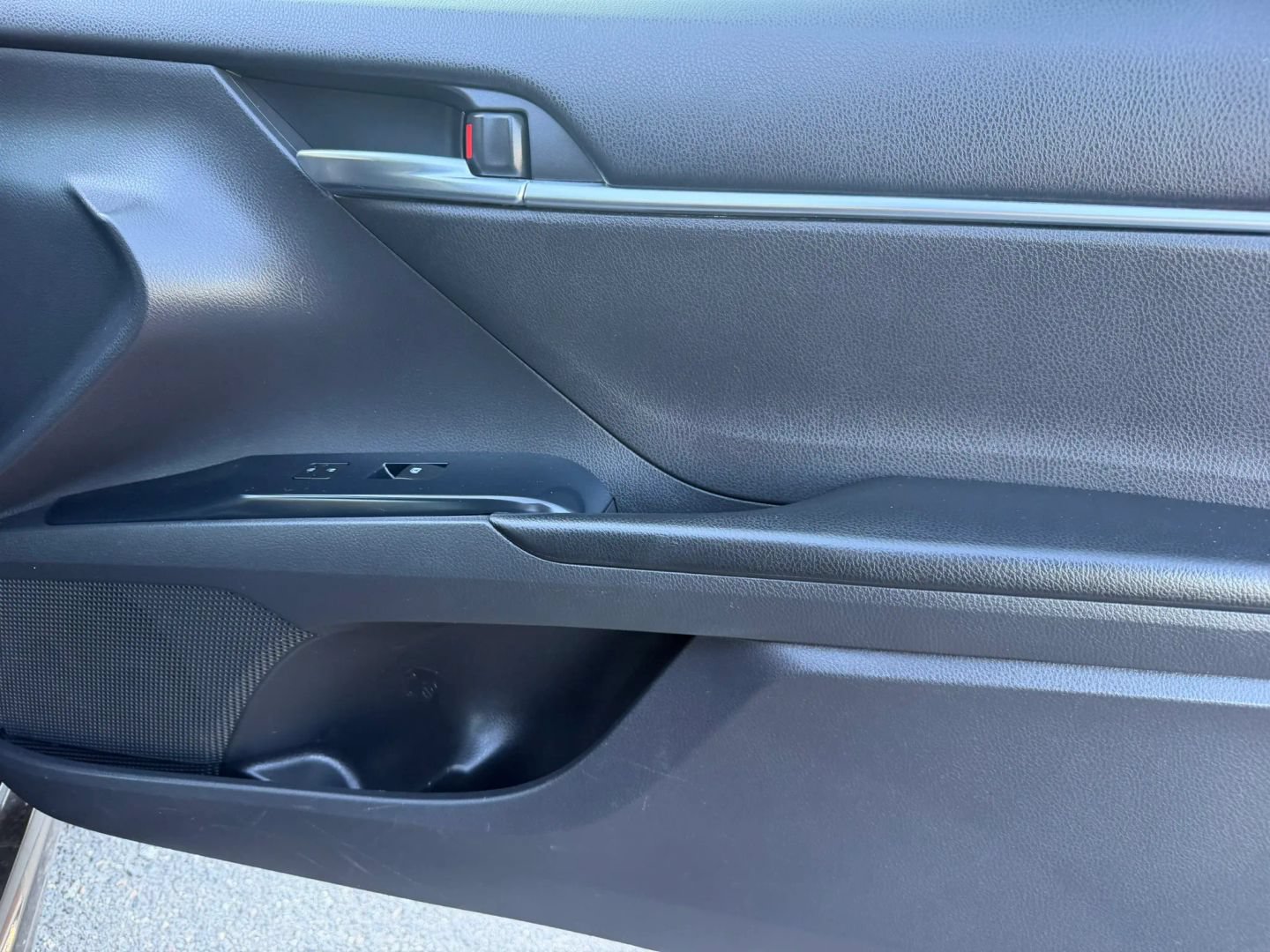 Used 2018 Toyota Camry SE w/ Moonroof Package FWD image 15