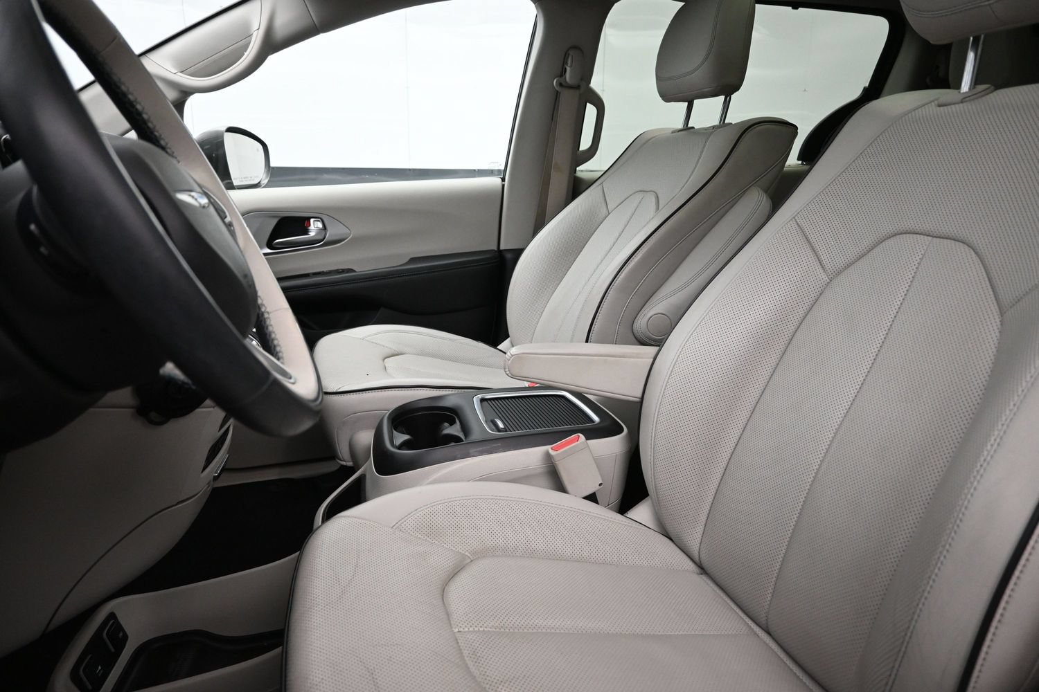 Used 2018 Chrysler Pacifica Limited w/ Advanced Safetytec Group FWD image 11