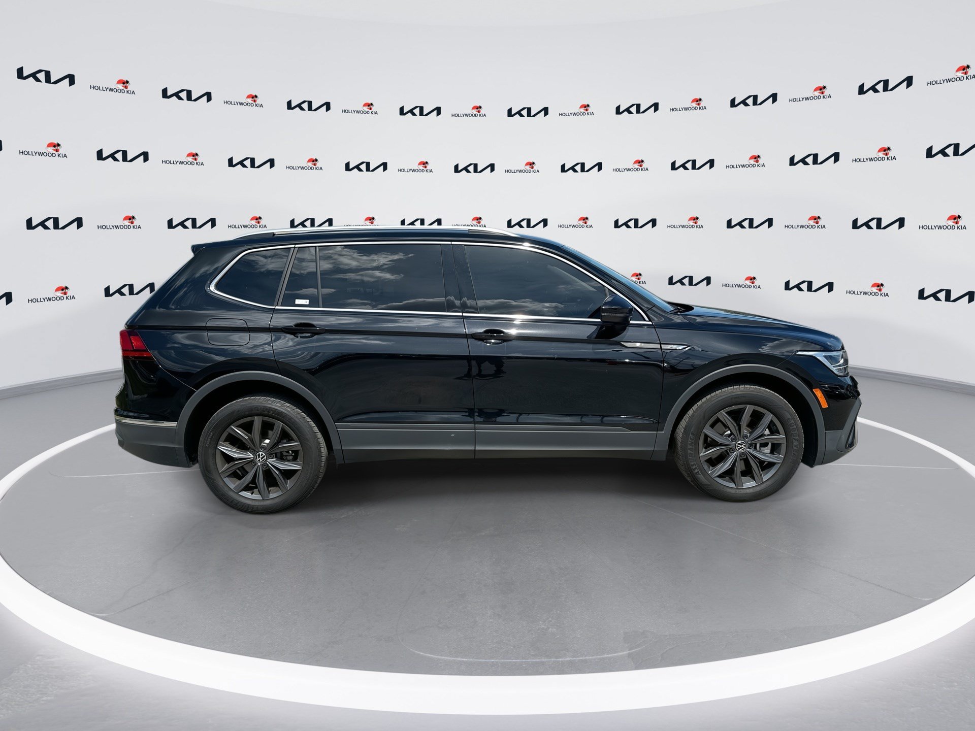 Used 2023 Volkswagen Tiguan SE FWD image 9
