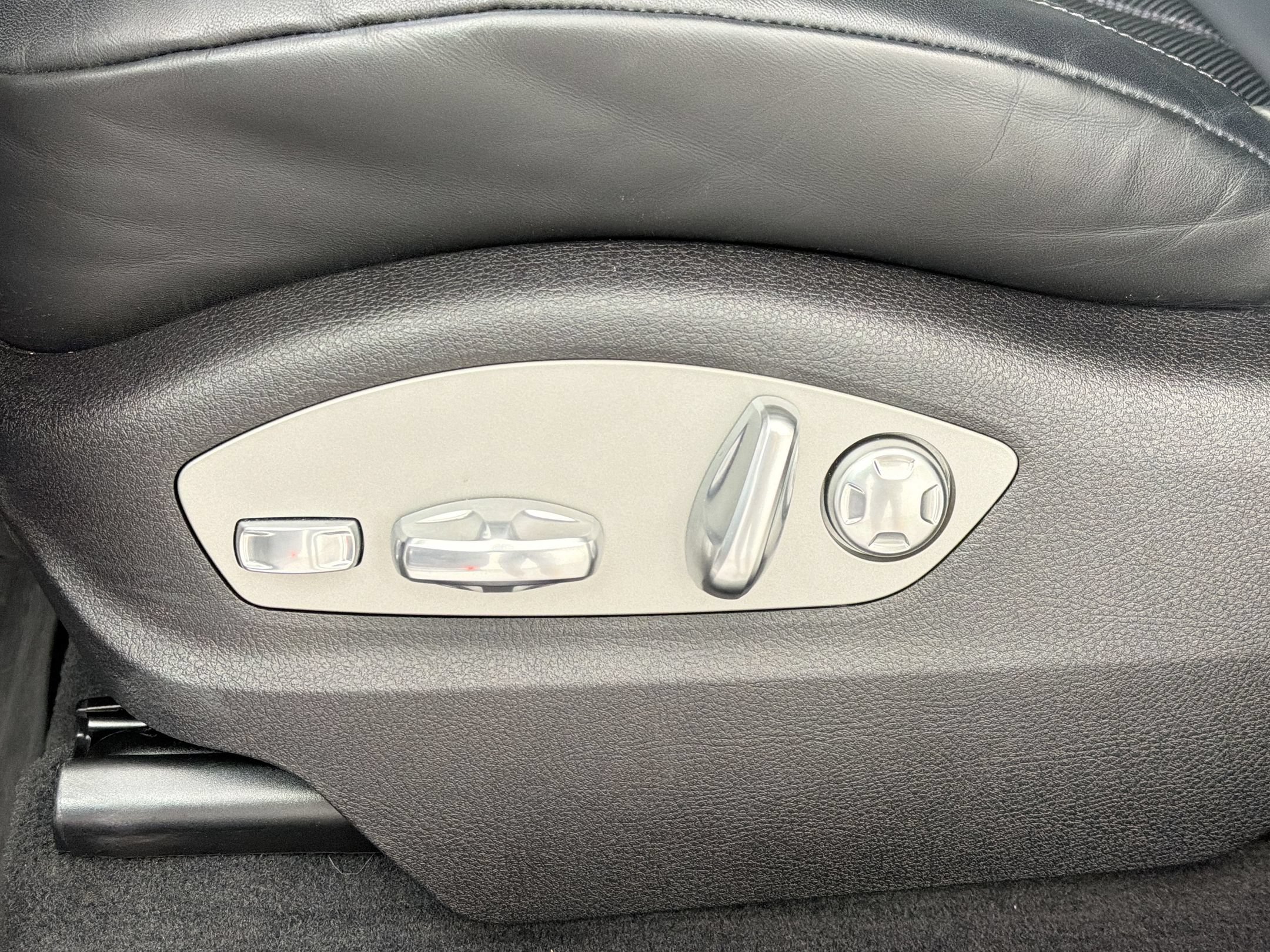Certified 2025 Porsche Macan AWD/4WD image 16