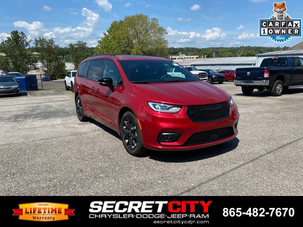 Used 2025 Chrysler Pacifica Limited FWD image 3