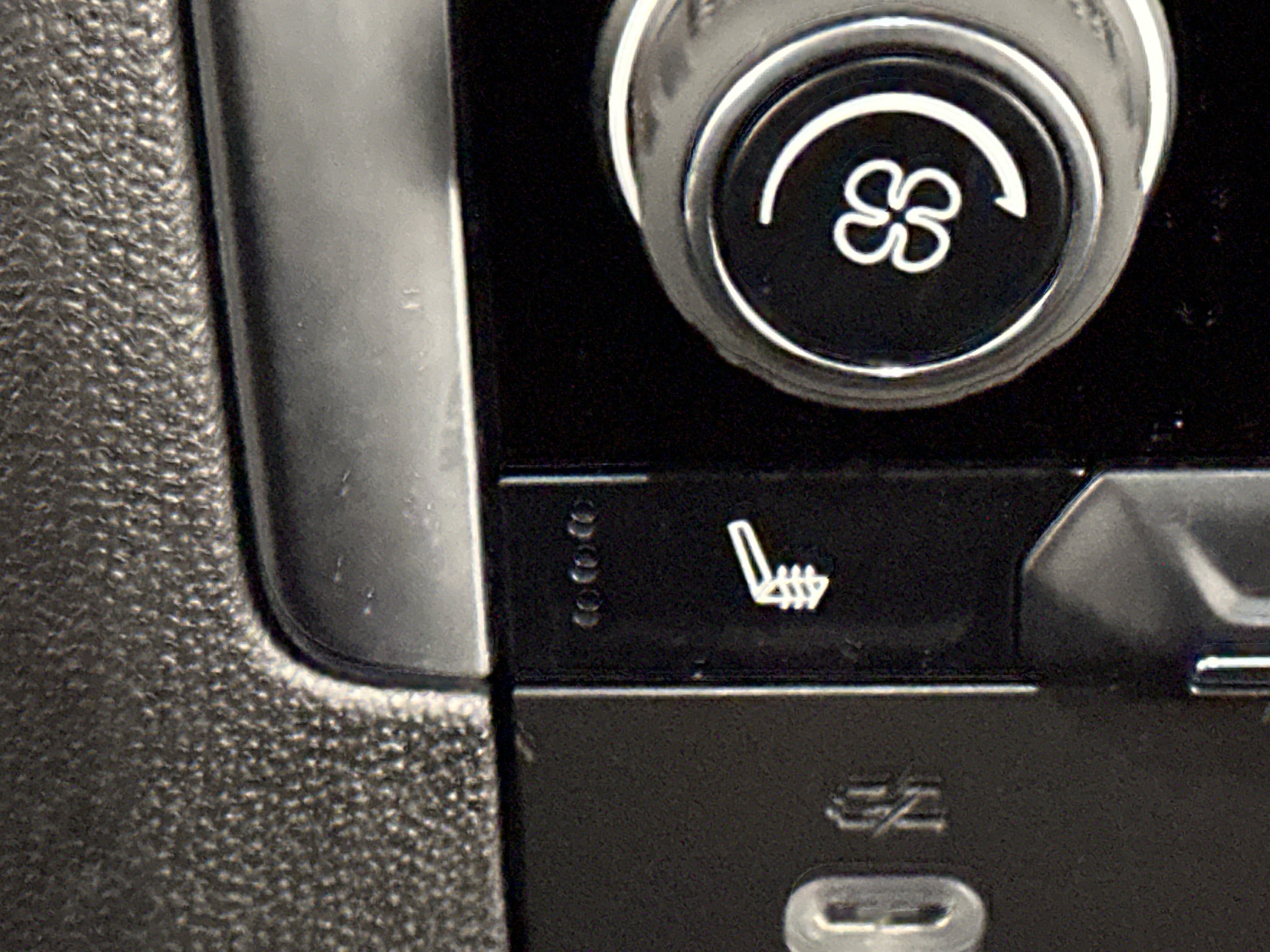 Used 2024 Chevrolet Suburban Premier image 28