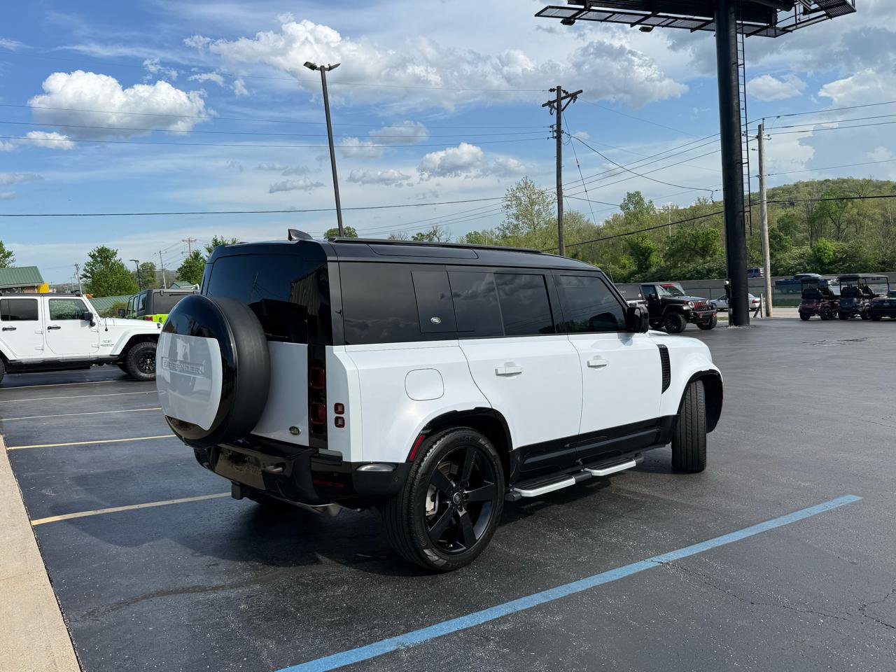 Used 2023 Land Rover Defender 110 X-Dynamic SE image 3