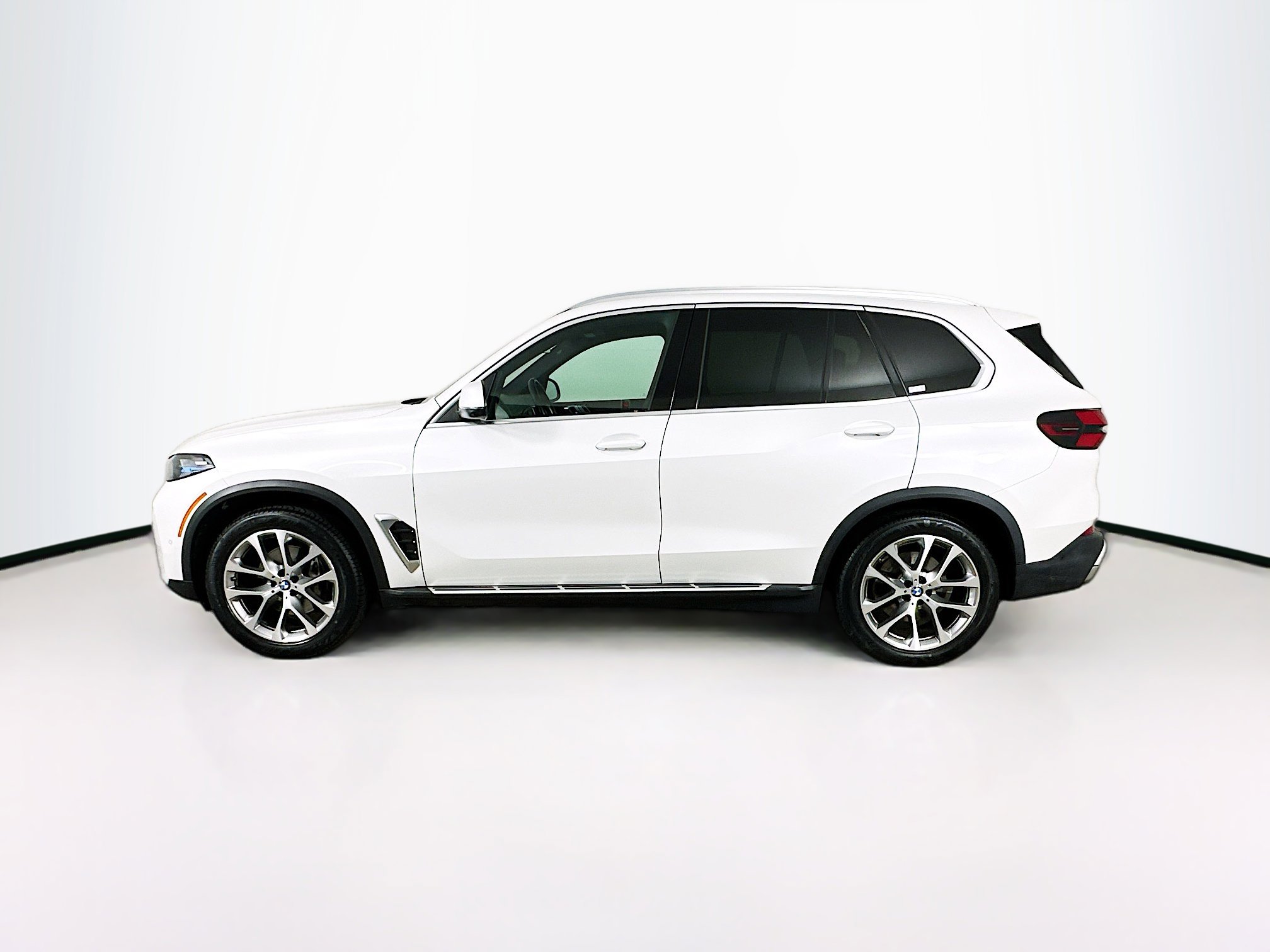 Used 2024 BMW X5 sDrive40i w/ Premium Package image 4