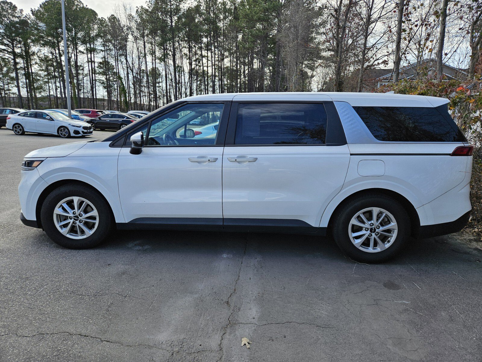 Used 2022 Kia Carnival LX image 10