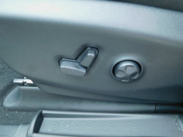 New 2025 Chrysler Pacifica Select w/ Uconnect Theater Family Group image 24