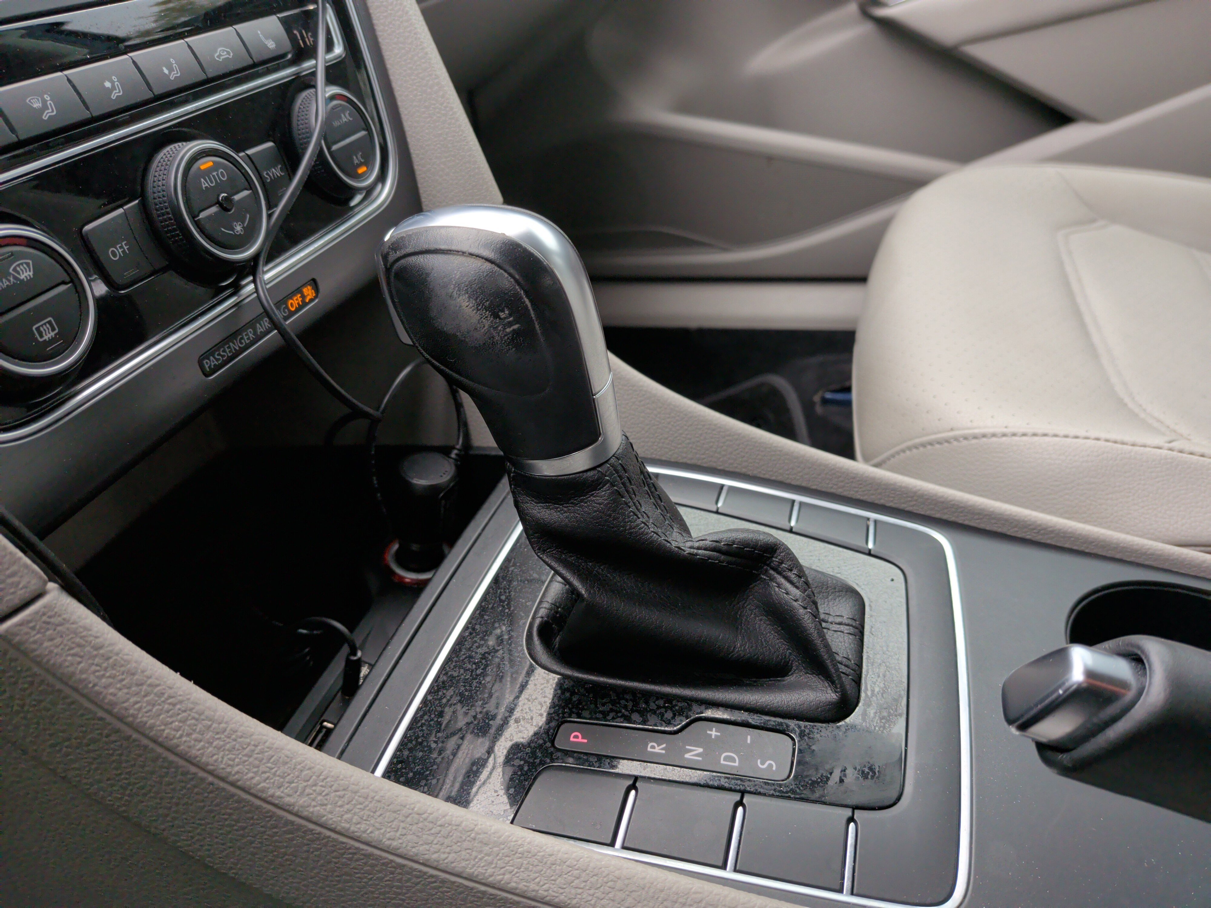 Used 2017 Volkswagen Passat 1.8T R-Line w/ R-Line Lighting Package image 25