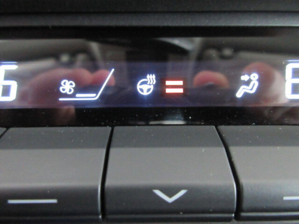 Used 2025 Toyota Camry LE w/ Convenience Package image 25