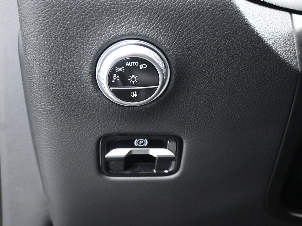 Used 2025 Mercedes-Benz GLC 300 image 12