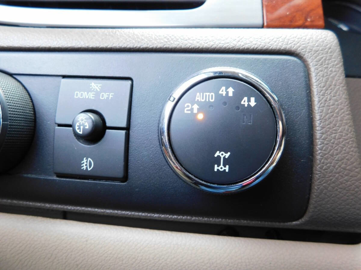 Used 2010 Chevrolet Avalanche LTZ AWD/4WD image 15