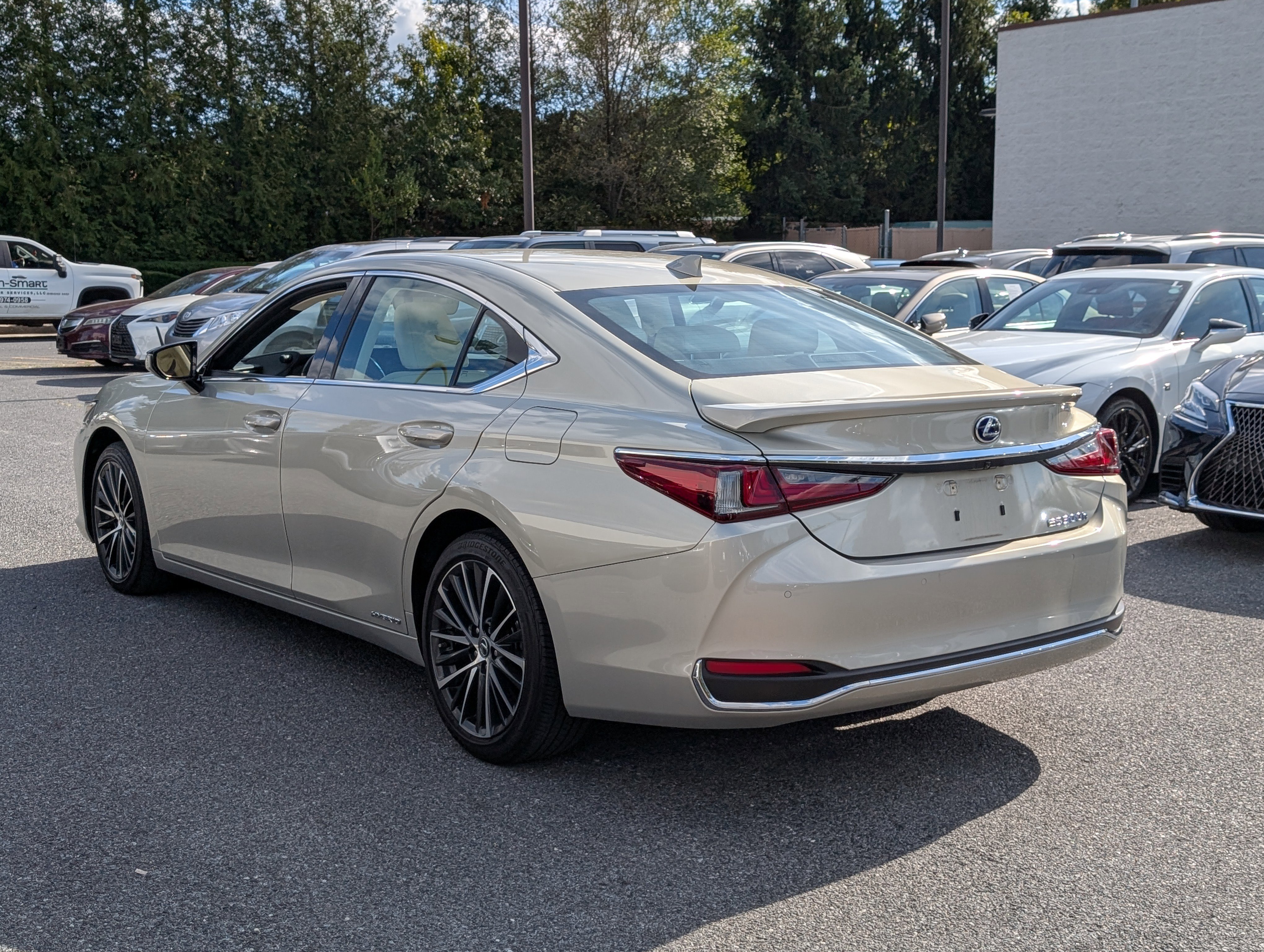 Certified 2022 Lexus ES 300h w/ Premium Package image 5