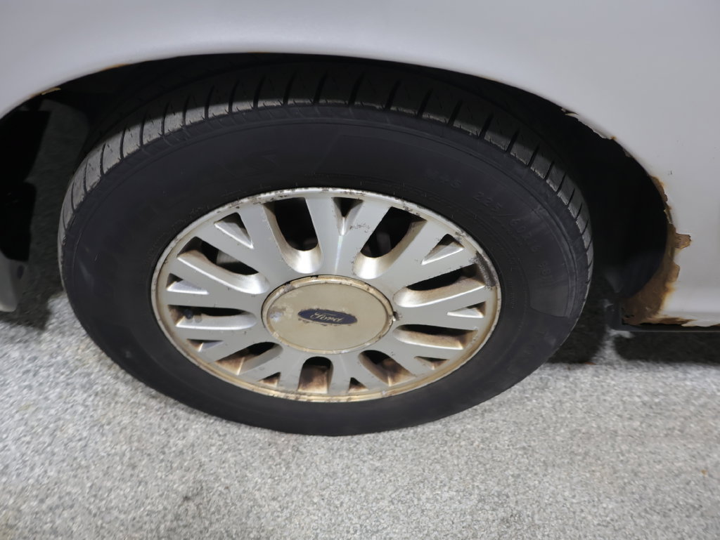 Used 2004 Ford Crown Victoria LX RWD image 18