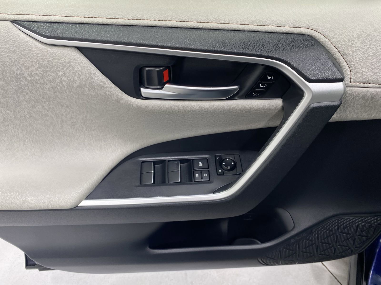 Used 2019 Toyota RAV4 Limited w/ Cold Weather Package AWD/4WD image 13
