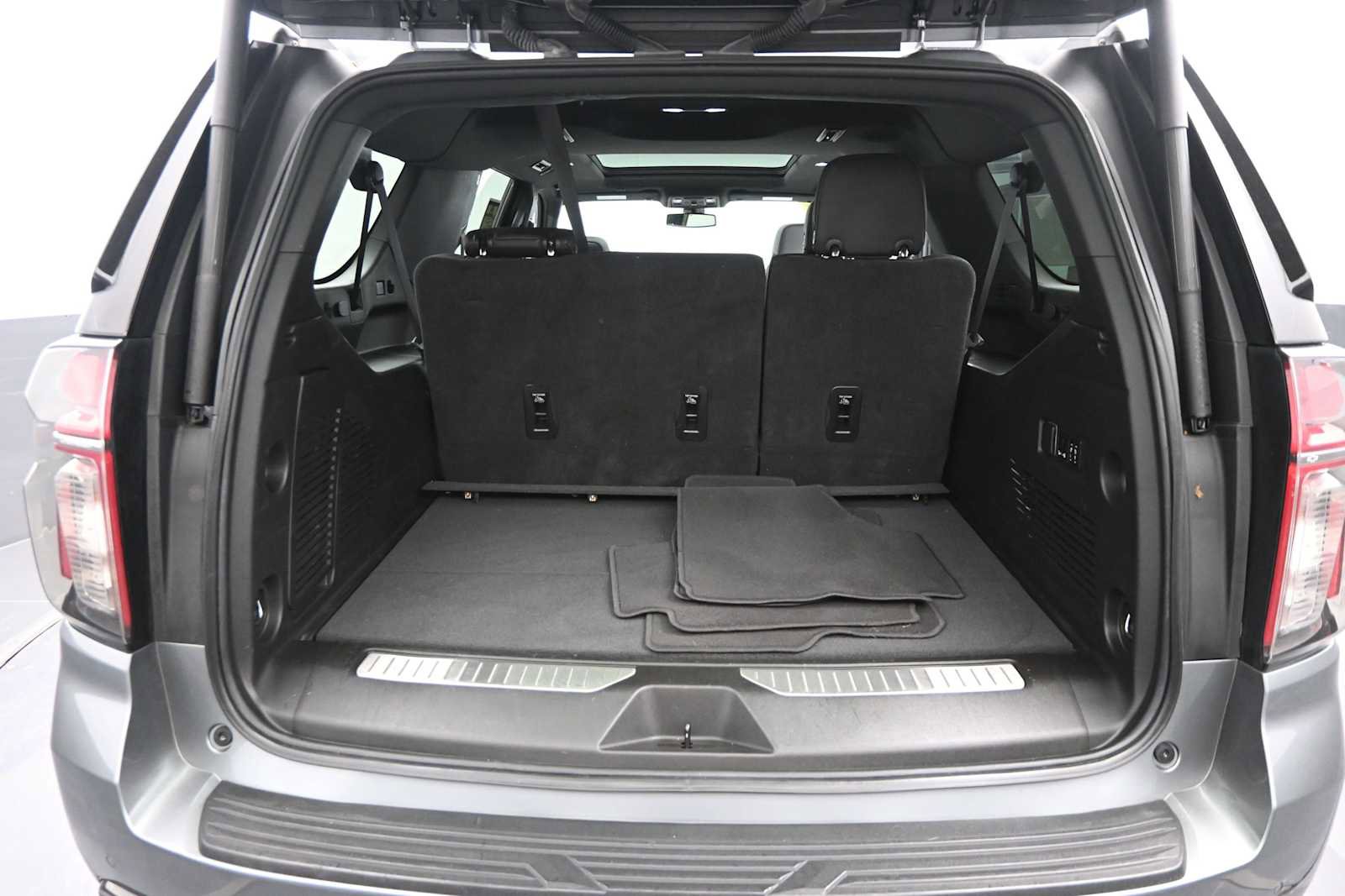 Used 2022 Chevrolet Suburban RST w/ Luxury Package AWD/4WD image 13