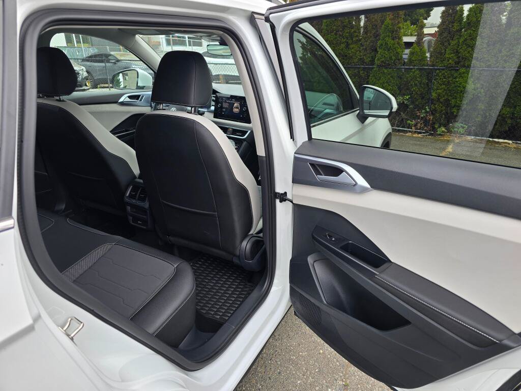 Certified 2025 Volkswagen Taos SE AWD/4WD image 13