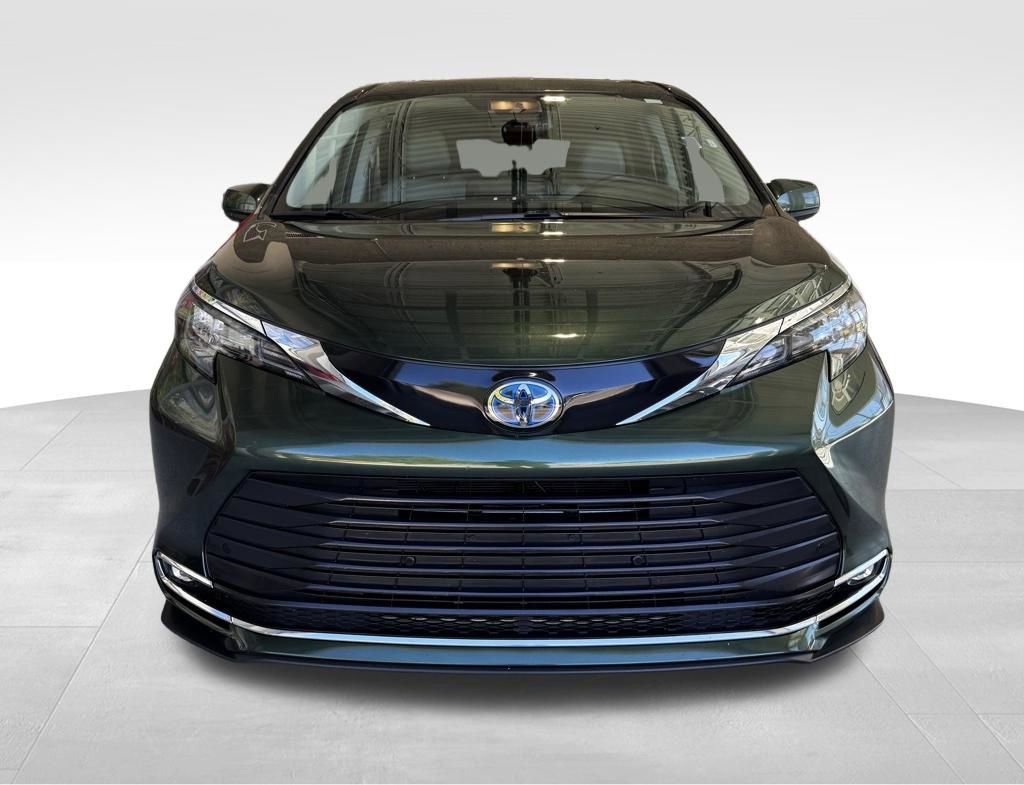 Used 2024 Toyota Sienna XLE image 2