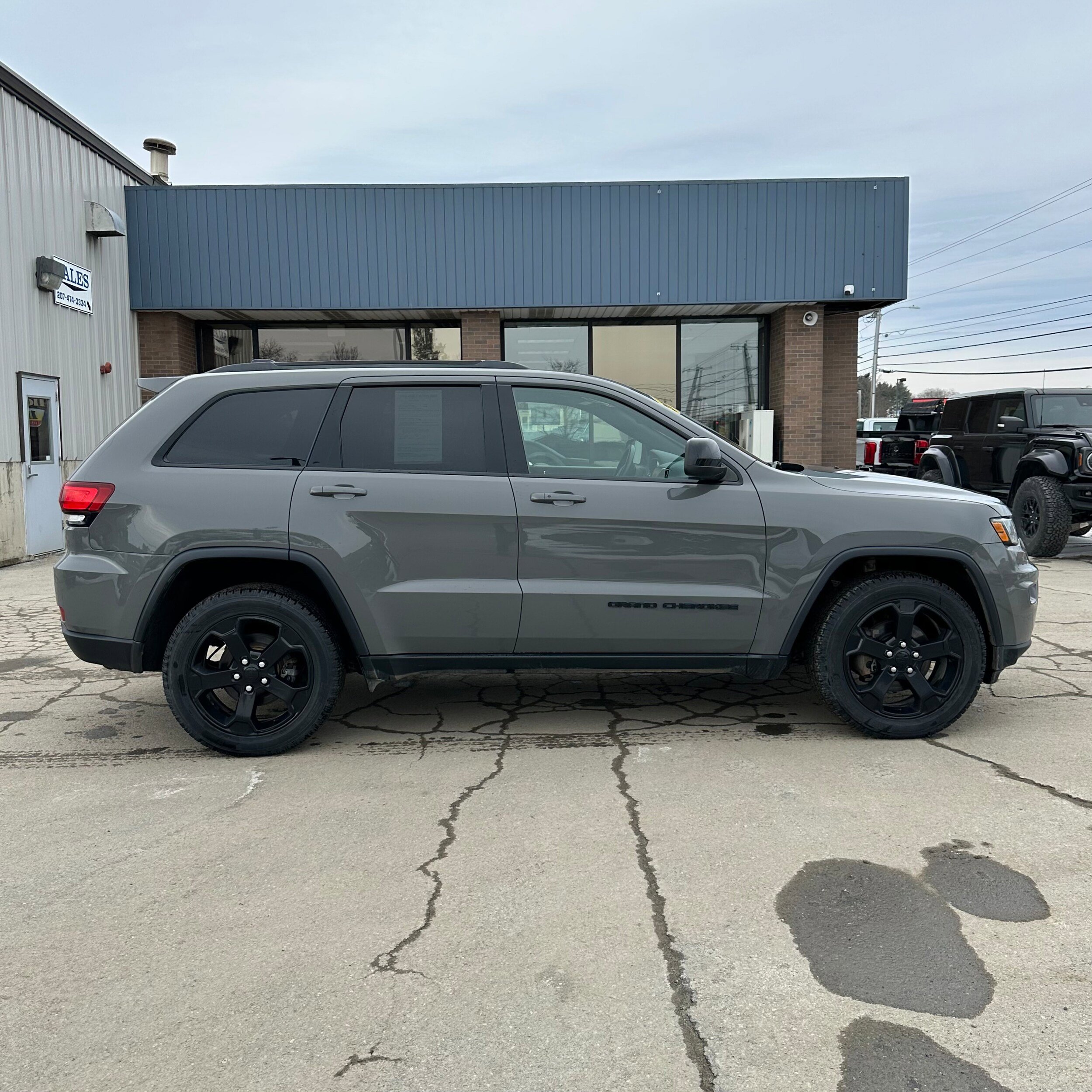Used 2019 Jeep Grand Cherokee Laredo AWD/4WD image 2