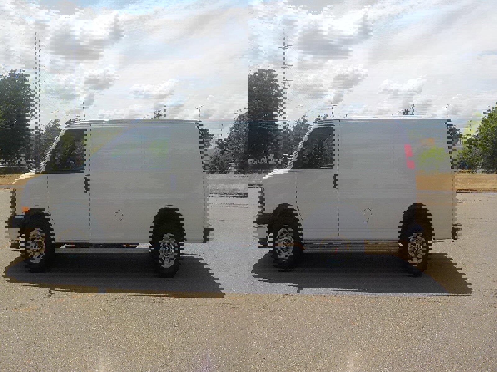 Used 2023 GMC Savana 2500 w/ Driver Convenience Package image 8