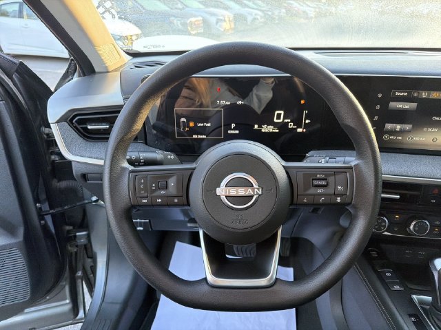 Used 2025 Nissan Kicks SV AWD/4WD image 22