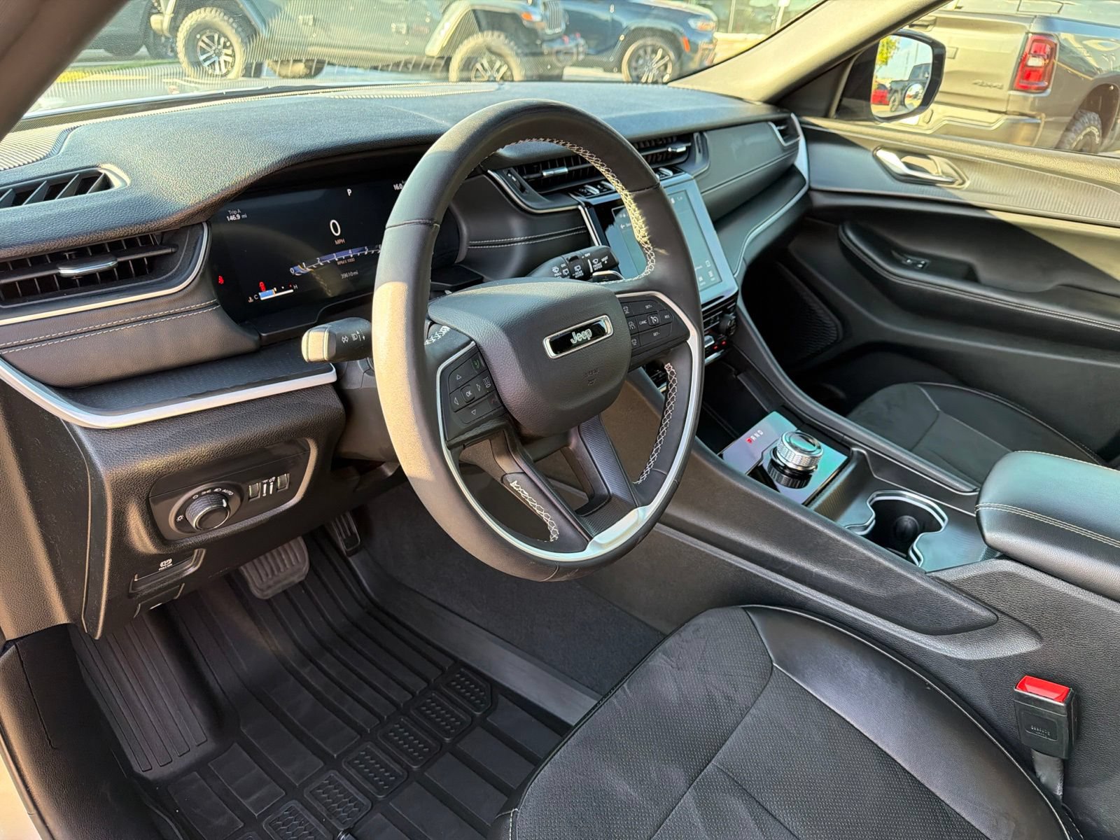 Used 2024 Jeep Grand Cherokee L Altitude AWD/4WD image 10