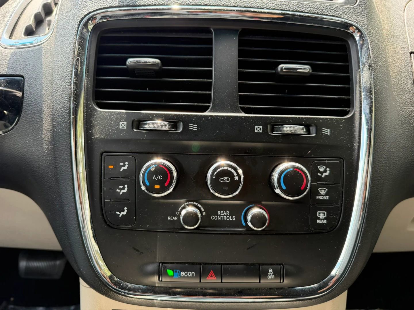 Used 2017 Dodge Grand Caravan SXT FWD image 26