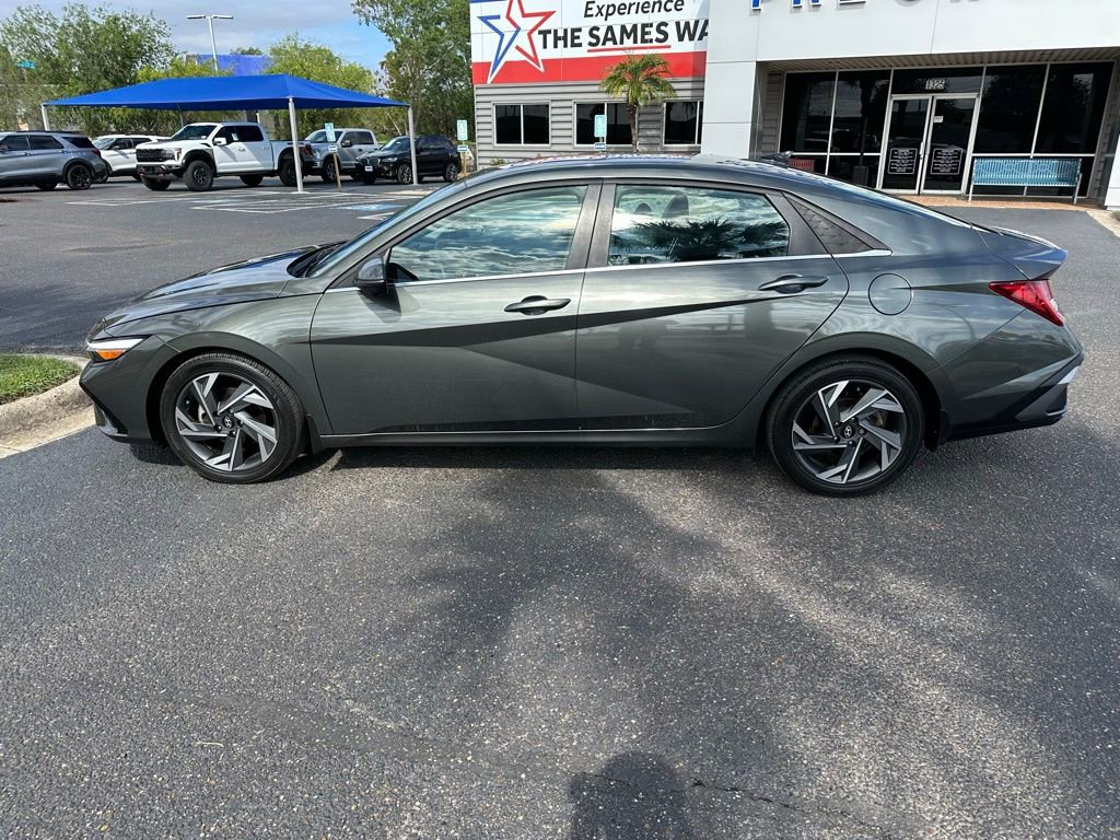 Used 2024 Hyundai Elantra Limited FWD image 3