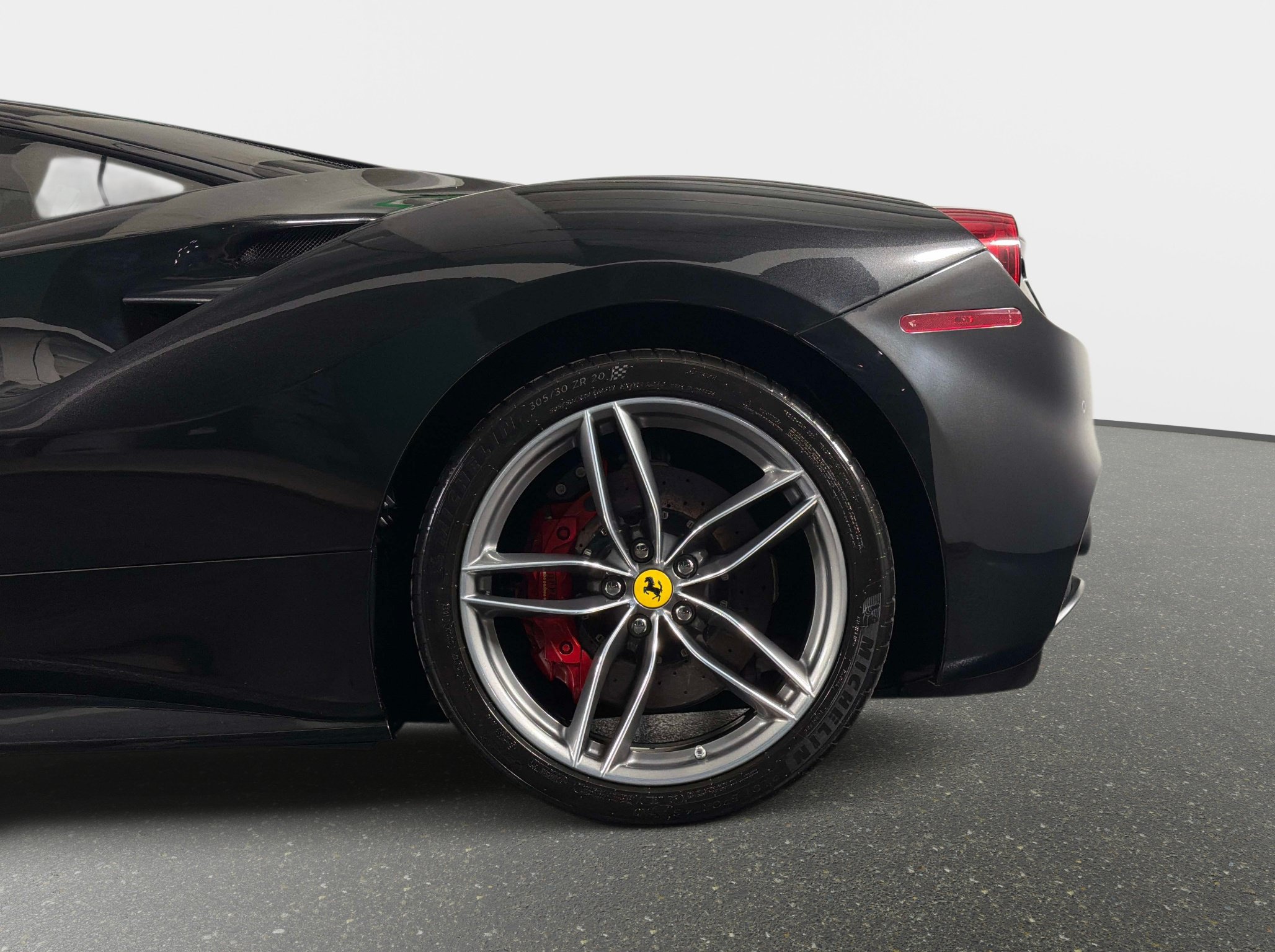 Used 2018 Ferrari 488 GTB RWD image 15