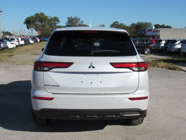 Used 2024 Mitsubishi Outlander ES image 4