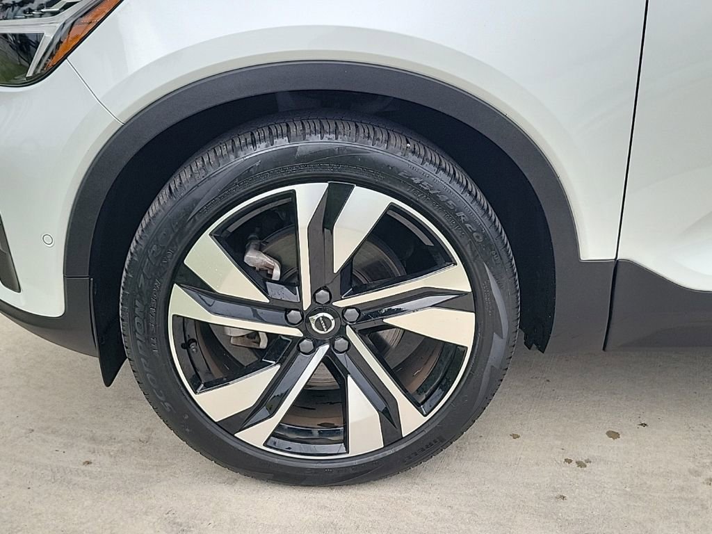 Used 2023 Volvo XC40 B4 Plus w/ Driver Assist Package image 3