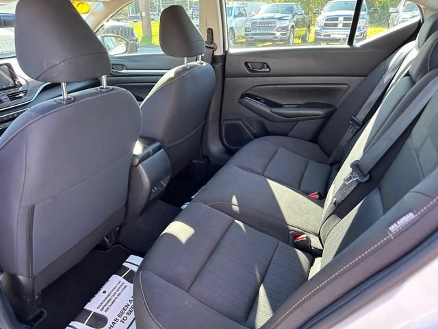 Used 2023 Nissan Altima 2.5 SV FWD image 14