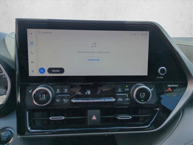 Used 2023 Toyota Highlander XLE FWD image 14