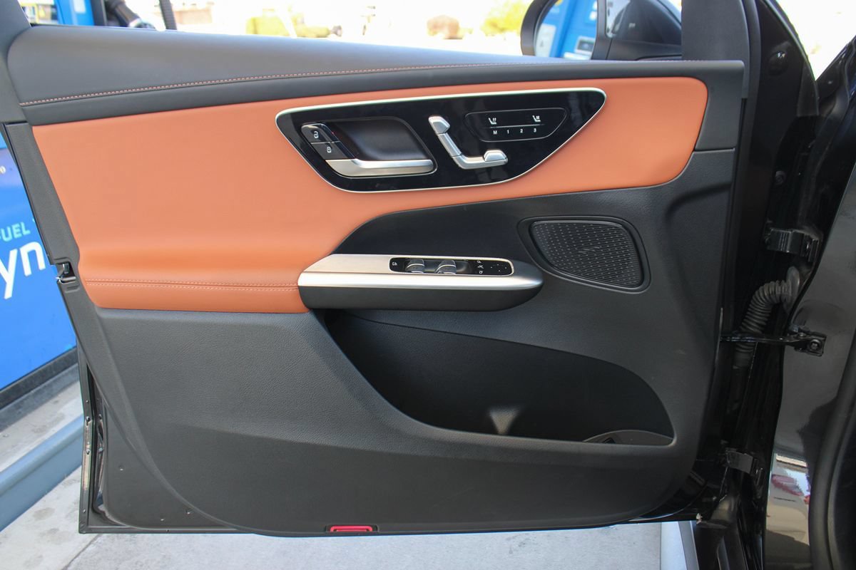 Used 2025 Mercedes-Benz GLC 350e 4MATIC image 39