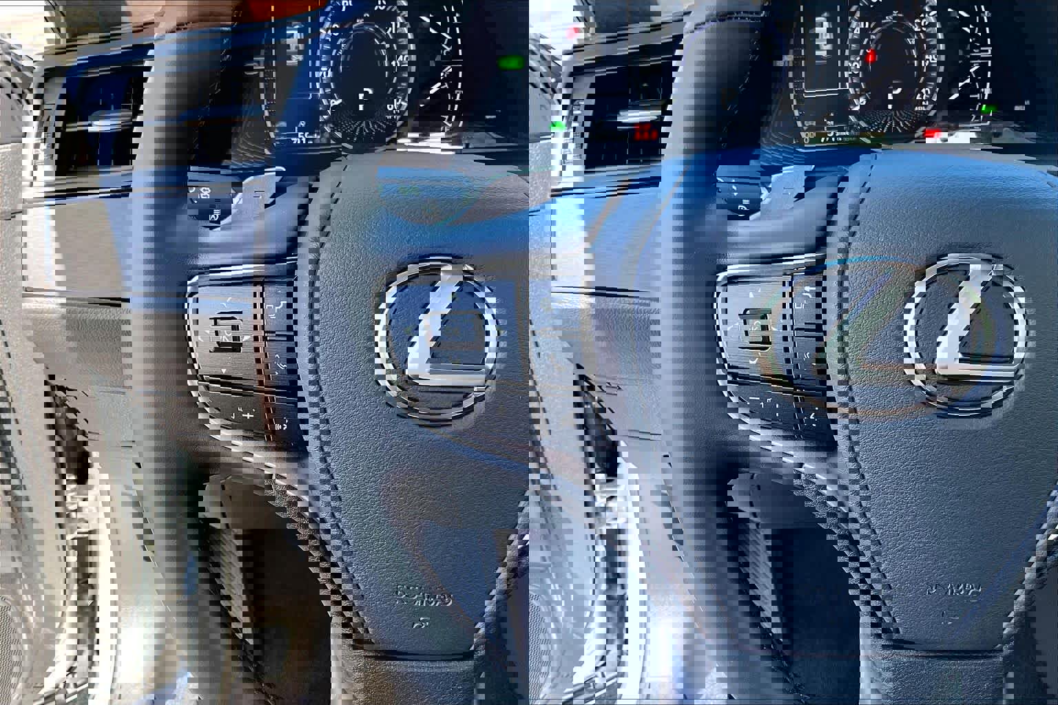 Certified 2025 Lexus ES 300h w/ Premium Package image 22