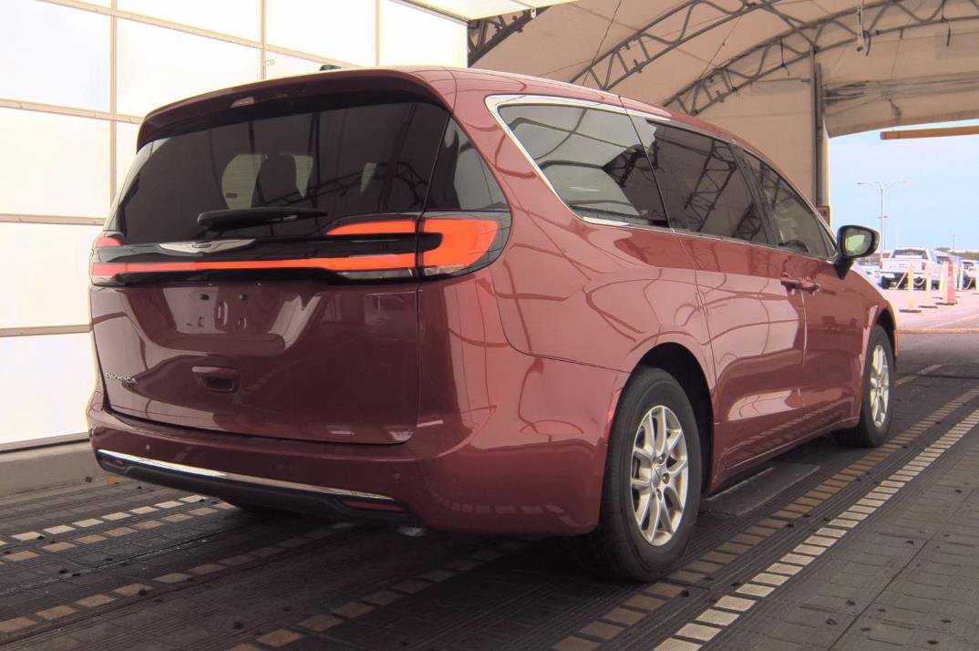 Used 2025 Chrysler Pacifica Select FWD image 2