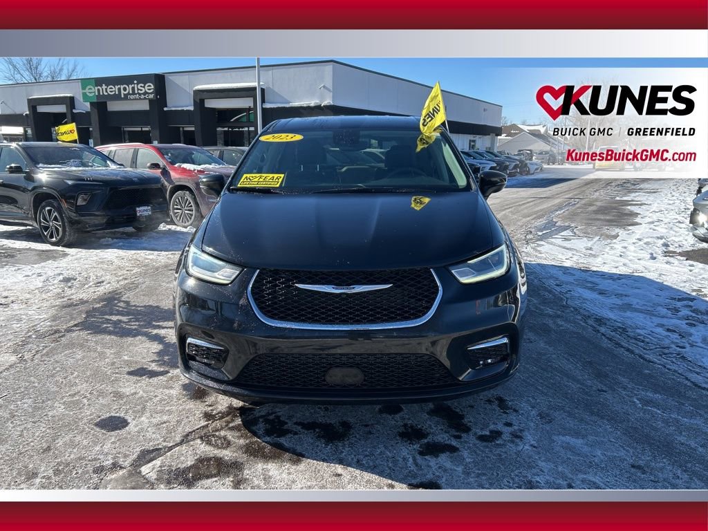 Used 2023 Chrysler Pacifica Touring-L image 13