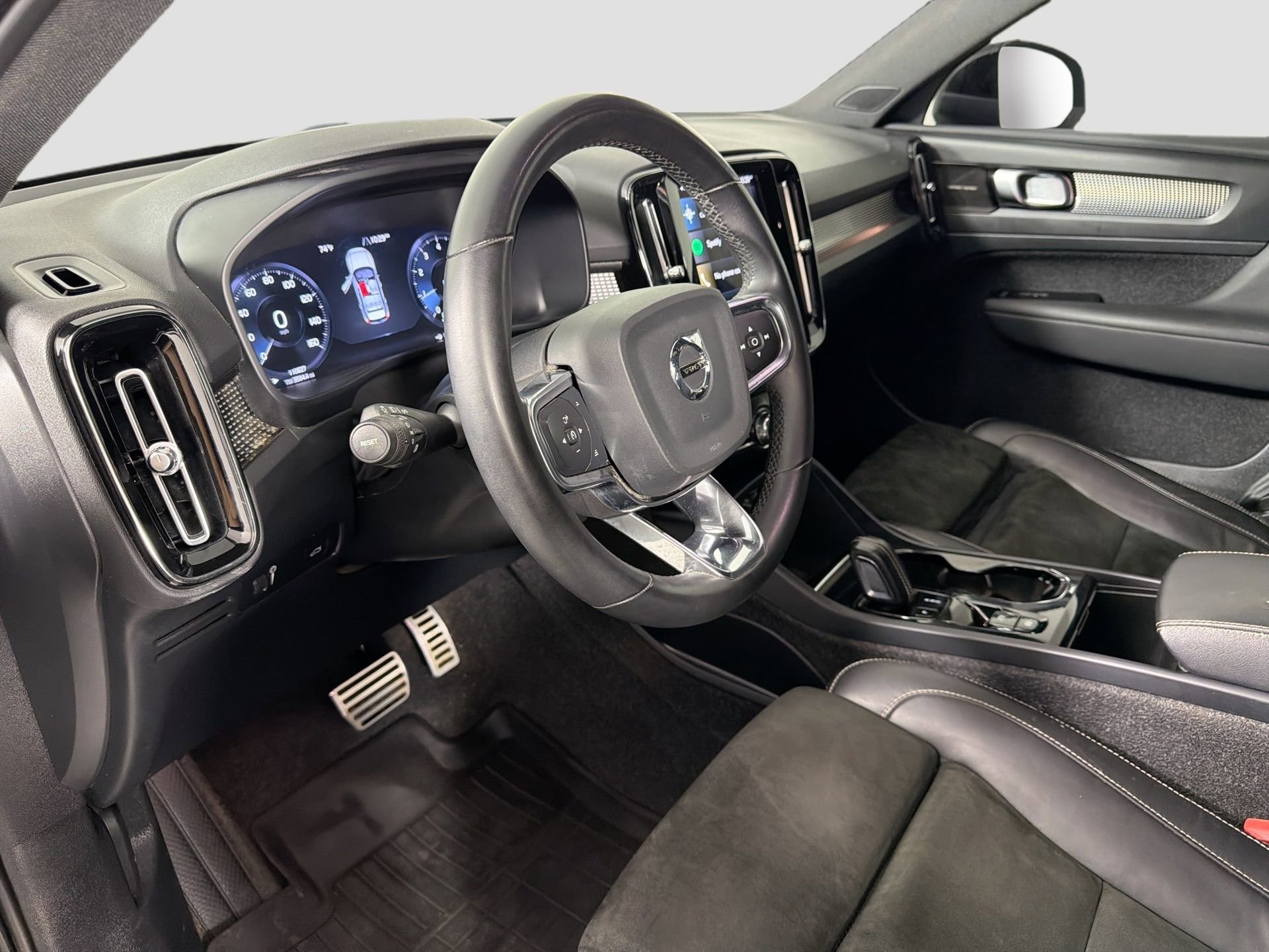 Used 2022 Volvo XC40 T5 R-Design w/ Advanced Package image 10