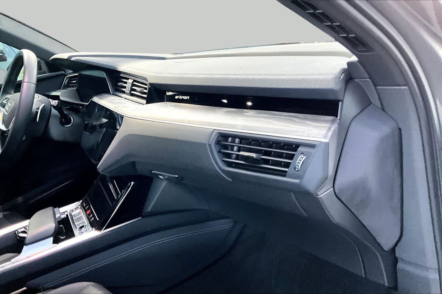 Used 2023 Audi e-tron Premium Plus w/ Premium Plus Package AWD/4WD image 31