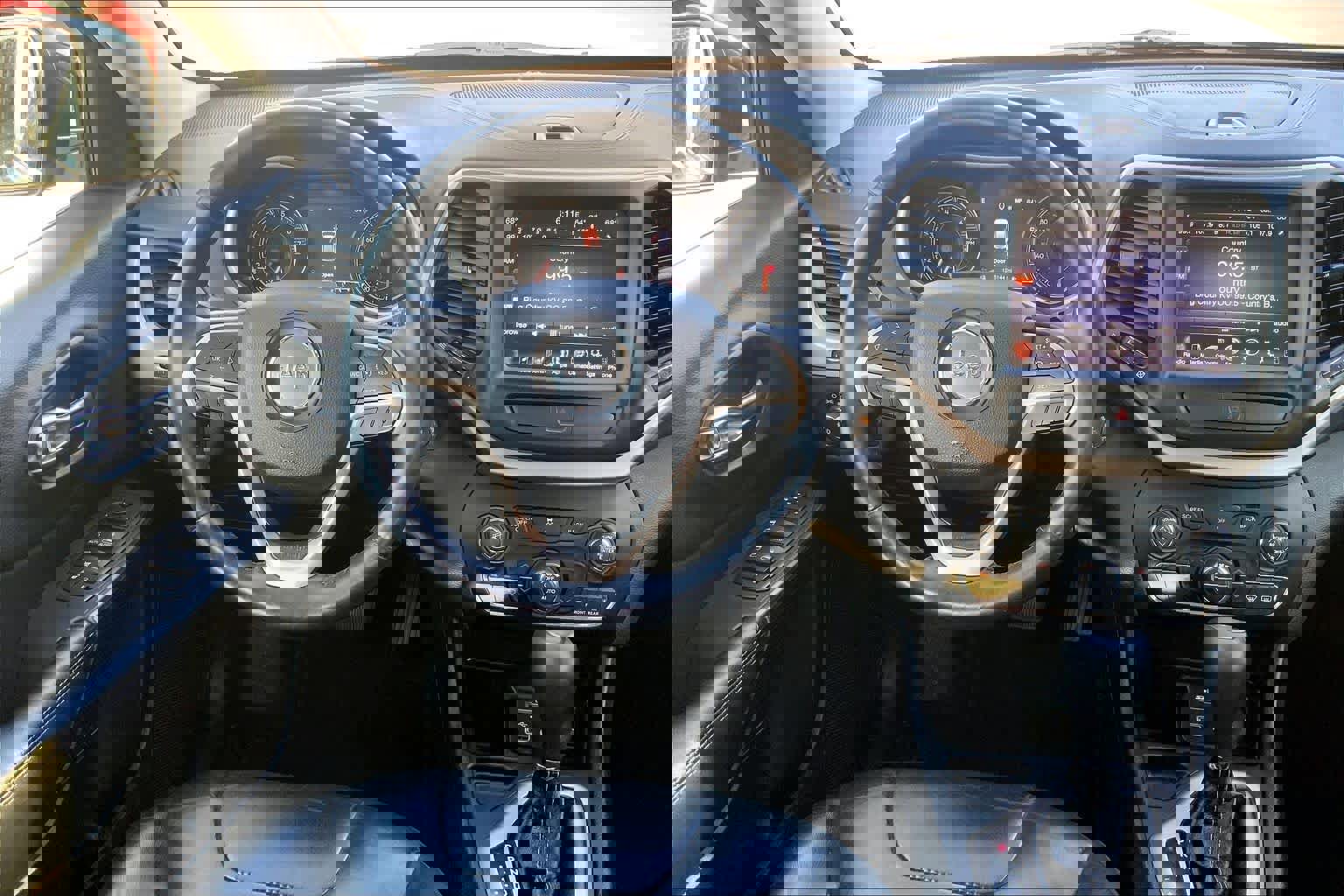 Used 2017 Jeep Cherokee Limited image 6