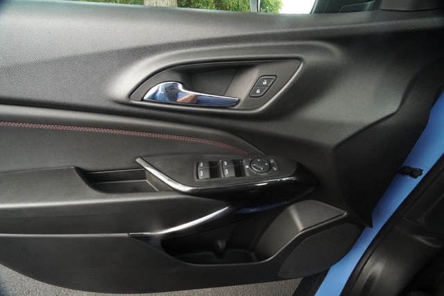 Used 2024 Chevrolet Trax RS w/ Sunroof Package FWD image 10
