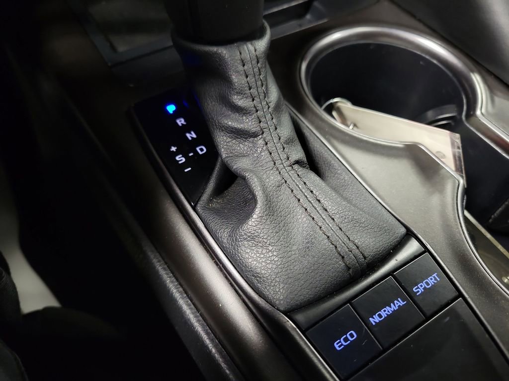 Used 2024 Toyota Camry SE image 16