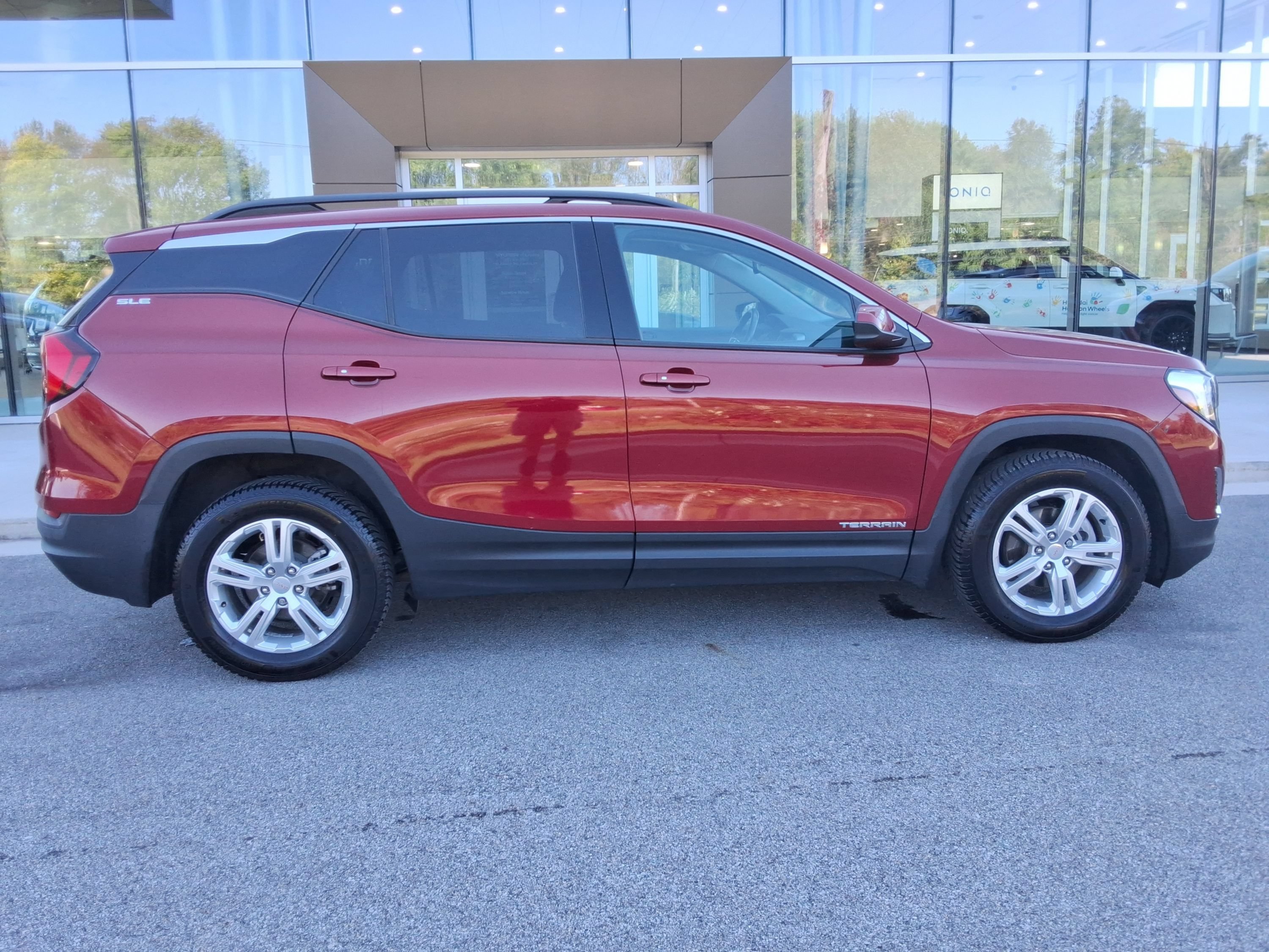 Used 2019 GMC Terrain SLE w/ Driver Convenience Package FWD image 15