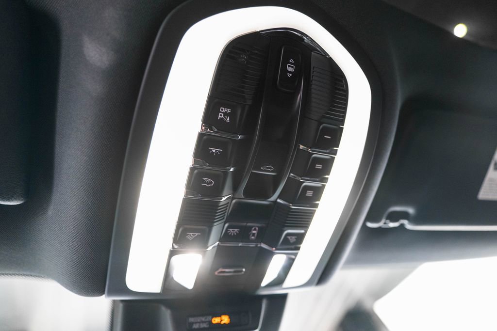 Certified 2026 Porsche Macan AWD/4WD image 28