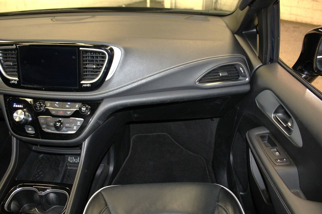 Used 2025 Chrysler Pacifica Limited image 33